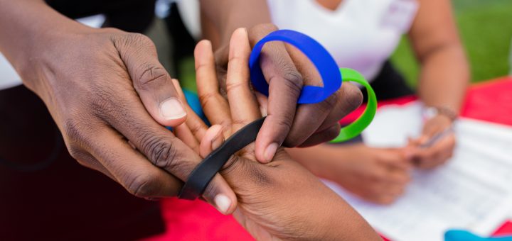 Cómo convertir una pulsera de silicona en una herramienta de comunicación duradera